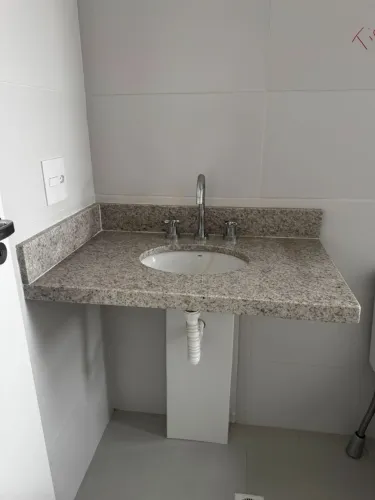 Pia / bancada de banheiro em granito com cuba e torneira
