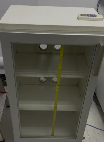 Rack para switch e periféricos em fórmica e porta  vidro