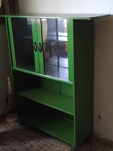 Vende-se Armário/Buffet Verde com Portas de Vidro - Estilo Vintage