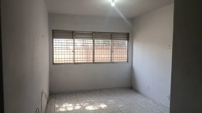 Aluga-se apartamento no Ed. Parati no 1º piso no bairro Santa Helena, Cuiabá-MT.