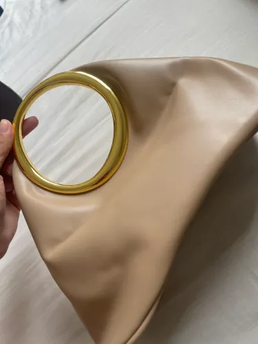 Bolsa beje e dourada para festa 