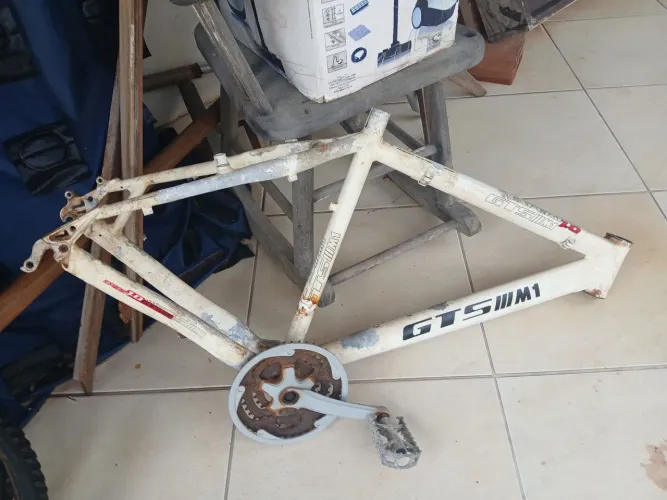 Quadro de bike , rodas e pneus.