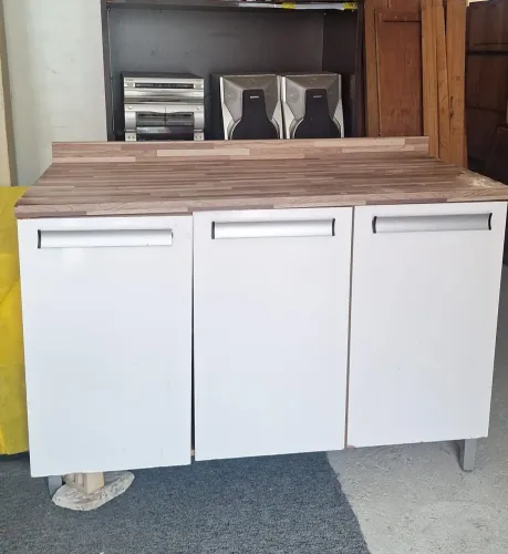 Balcão de cozinha com avaria.