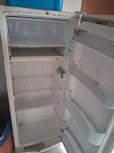 Geladeira consul em ótimo estado de conservação.