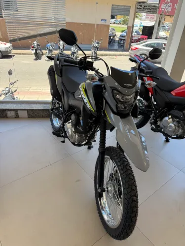 Honda Bros 160 ABS - Cinza /capacete e capa de chuva