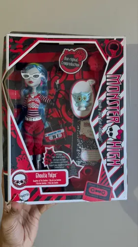 boneca ghoulia na caixa