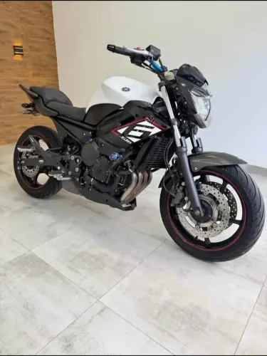 Uma moto XJ A venda