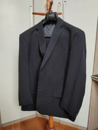 Terno Preto e uma Blusa de frio com capuz