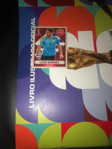 a Luis Suárez Legend "Extra Sticker"  da coleção Panini da Copa do Mundo de 2022.