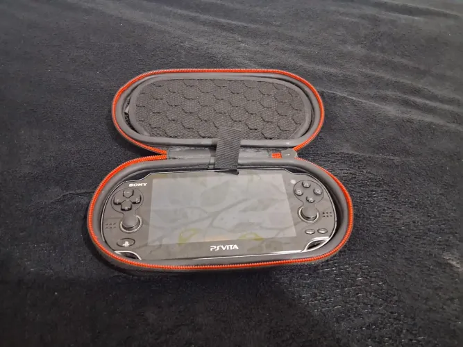 Ps Vita original com 3 jogos incluindos