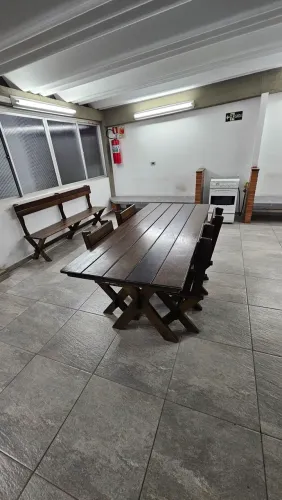 Mesa de madeira com 4 cadeiras