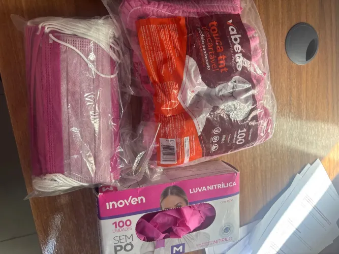 Kit Descartáveis Rosa - Toucas, Luvas Nitrílicas e Máscaras
