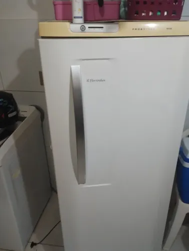 Vende-se uma geladeira tá faltando colocar o motor queimou