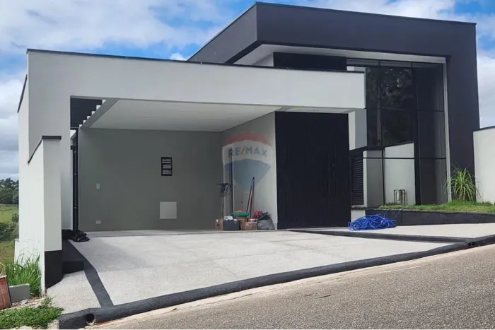 Casa Nova em Condomínio Fechado em Santa Isabel- 2 Dorms, 5 Banheiros e Piscina
