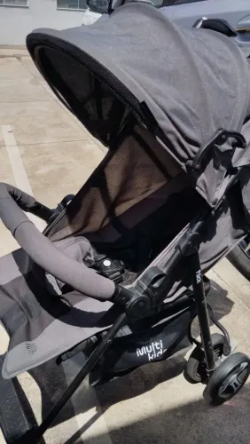 Carrinho de bebê Multikids Rick - muito conservado