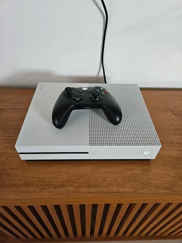 Xbox One S 500GB Branco + Controle + Kit Carregador e Pilhas Recarregáveis - Revisado