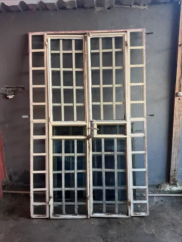 Porta toda de vidro gradeado