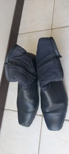 Bota preta de couro e tecido com zíper. Tamanho 38.