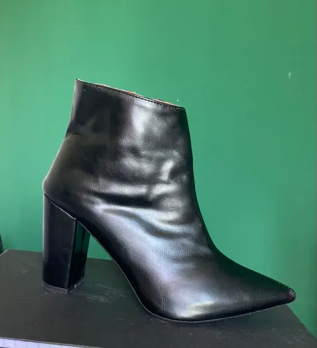 Bota Bico fino 35 nova
