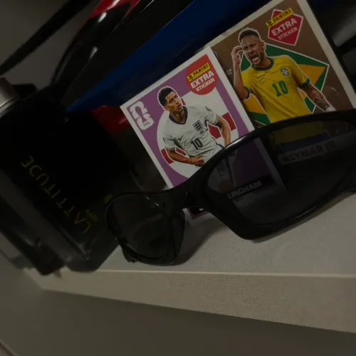 Figurinha do neymar bronze e figurinha doJude Bellingham lilás/roxa (Extra Stickers)