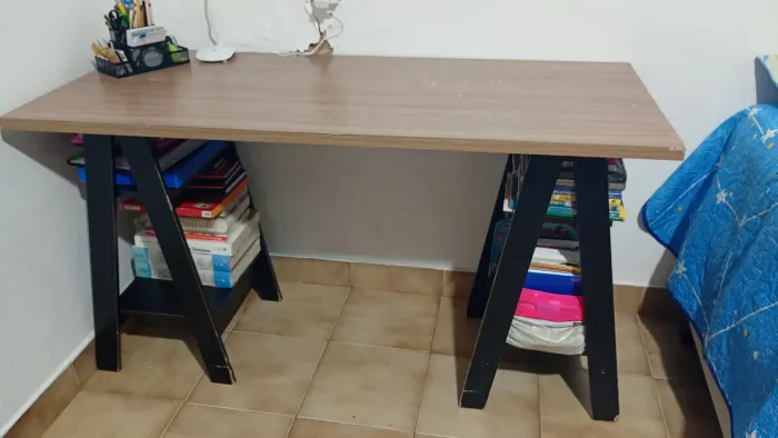 Mesa escrivaninha 1,35 m x 0,60 cm x 76,5 cm