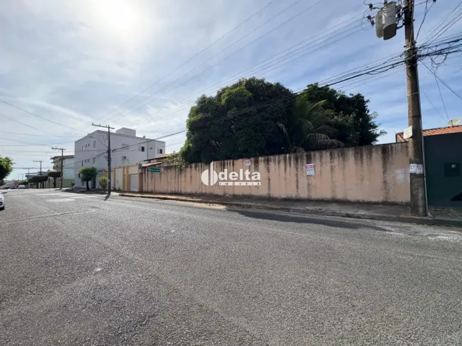 Área disponível para venda no bairro Santa Mônica em Uberlândia-MG