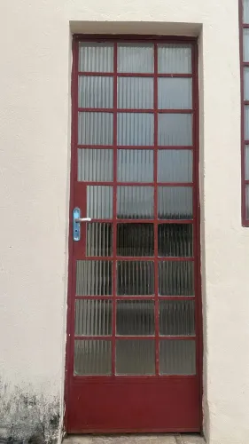 Porta de ferro com vidro
