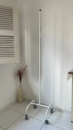 Suporte hospitalar de soro com rodinhas