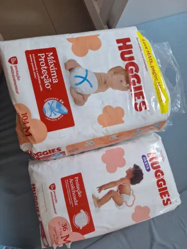 Dois pacotes de fralda Huggies tamanho M 