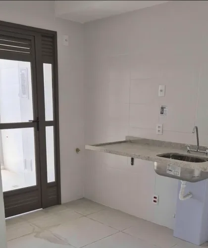 Conjunto de Pia de cozinha e lavatórios em Pedra Branco Itaunas com cuba e torneiras