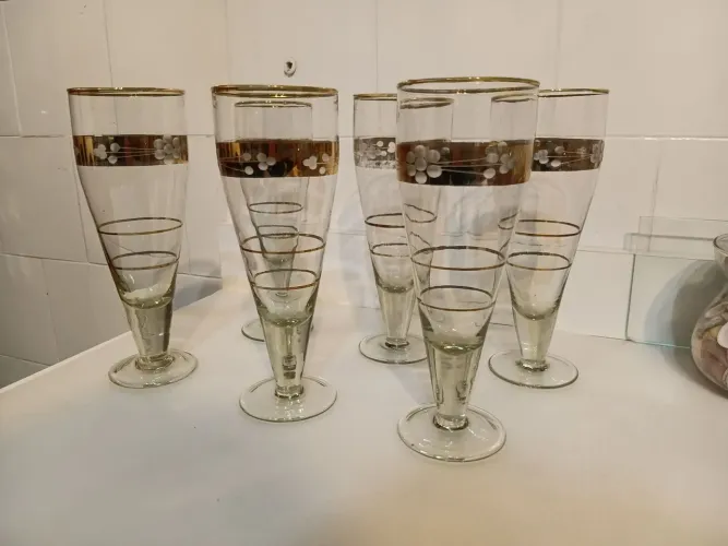Copos de cristal com detalhes em ouro