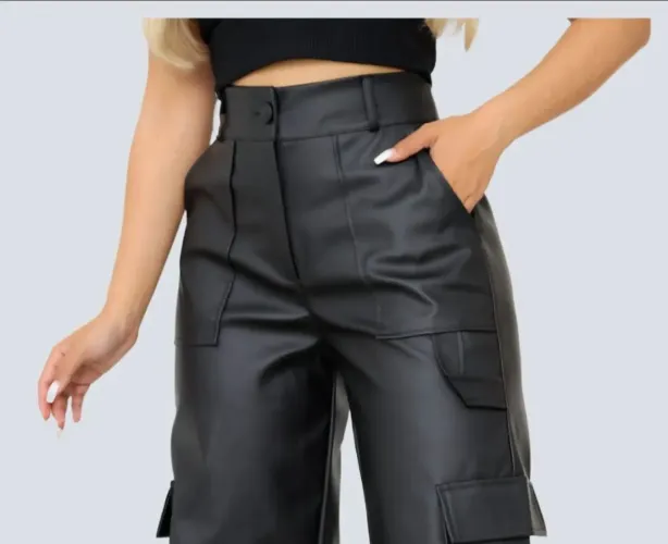 Calça de couro ecológico nova