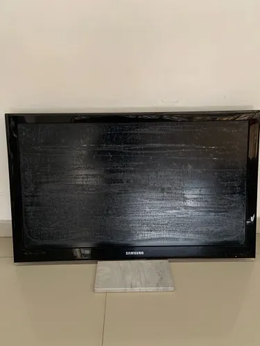 Vendo televisão Samsung quebrada para retirada de peças