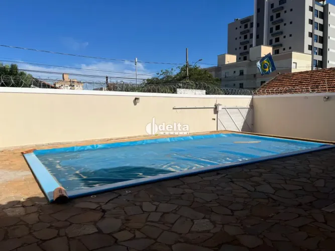 Casa comercial com disponível para locação e venda no bairro Santa Monica em Uberlândia -