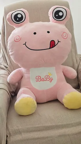 Urso de pelúcia Sapo Rosa estilo Kawaii escrito "BaBy" na barriga