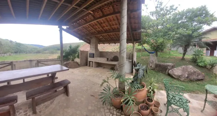 Bela chácara com 20.000 m² com casa com 2 quartos/3 banheiros/pomar/ na Cidade de Tremembé