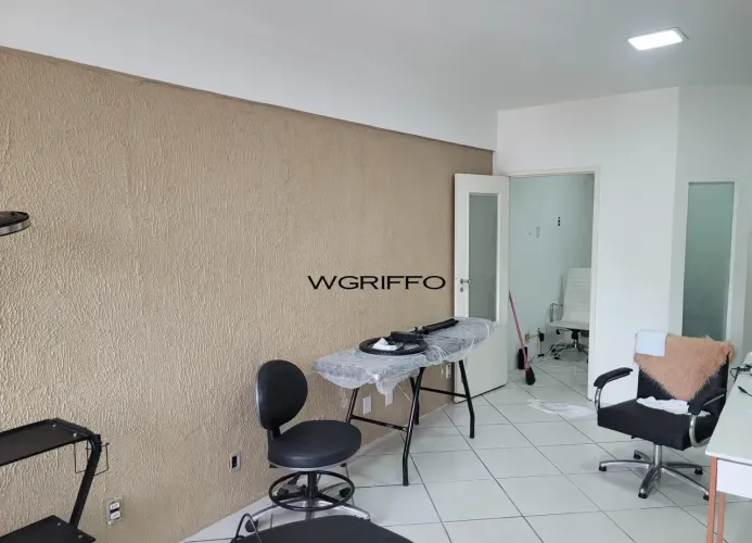 Sala comercial na Av Champagnat, no Edf Nilton de Barros.