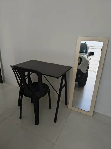 Mesa de estudo, cadeira e espelho