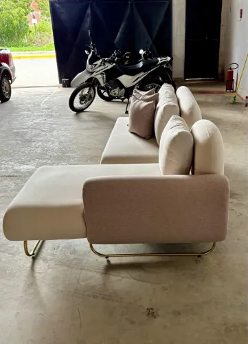 Sofá moderno com chaise + estrutura dourada