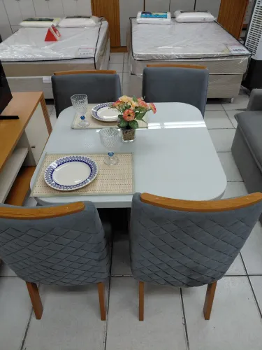 Mesa com Tampo de Vidro com 4 Cadeiras