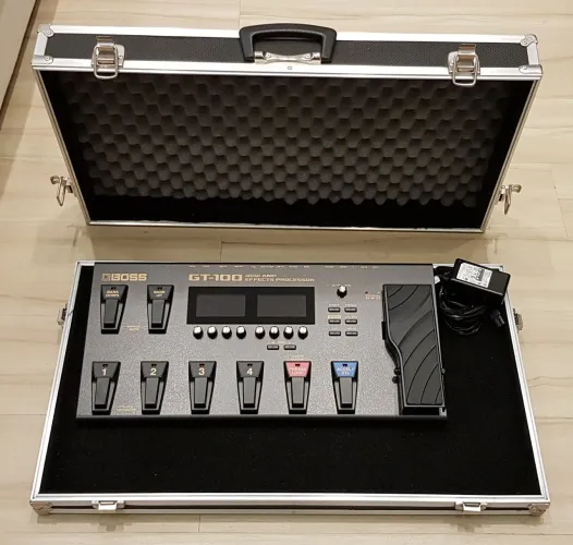 Boss GT-100 - Acompanha case - Usada apenas em estúdio