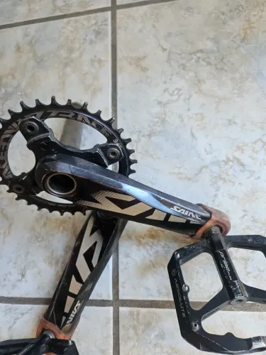 Pedivela Shimano Saint 73mm + Coroa RaceFace + Pedal Absolute Prime Flat