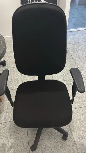 Vende-se cadeira de escritório, com braço, rodízio e encosto alto.