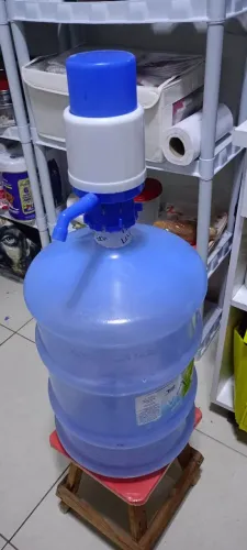 Galão de água com bomba