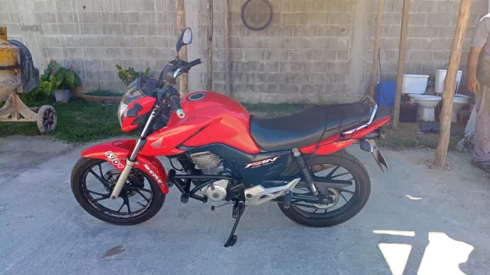 Moto toda revisada! Nada pra fazer! Toda em dia! Só pegar e ser Feliz.