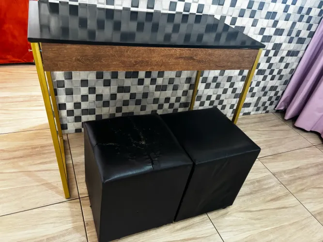 Mesa com 2 puffs