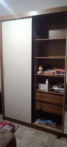 Vende-se guarda roupa de casal.