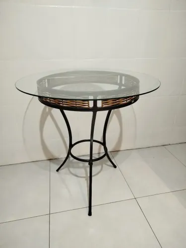 Mesa gourmet de metal e vidro