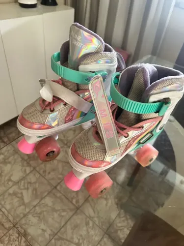 Vendo uma bicicleta e o patins
