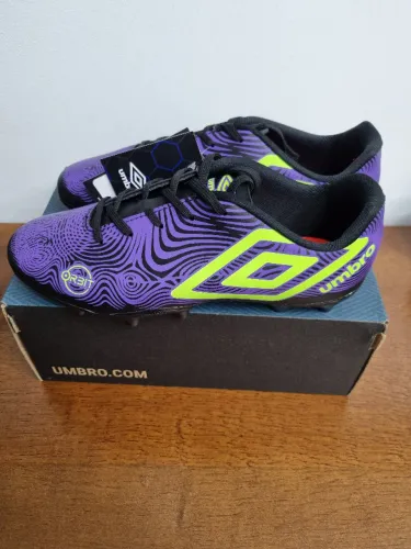 Chuteira Campo Umbro Orbit - Número 41 - Nova